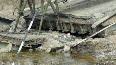 На дорозі до Чернігова будують тимчасову переправу На дорозі до Чернігова будують тимчасову переправу