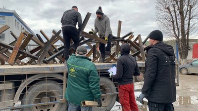 У Тернополі волонтери виготовляють протитанковi їжаки У Тернополі волонтери виготовляють протитанковi їжаки
