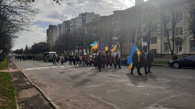 У Долині на Прикарпатті попрощалися із загиблим азовцем Тарасом Лаврівим У Долині на Прикарпатті попрощалися із загиблим азовцем Тарасом Лаврівим
