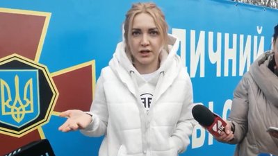 У Нових Санжарах волонтерки принесли їжу евакуйованим з Китаю українцям