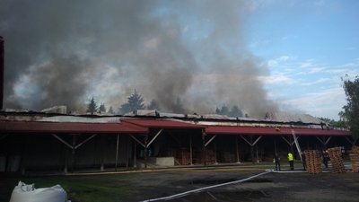 На Закарпатті сталася пожежа на території підприємства з розливу мінеральної води. Вогонь охопив 1200 квадратних метрів