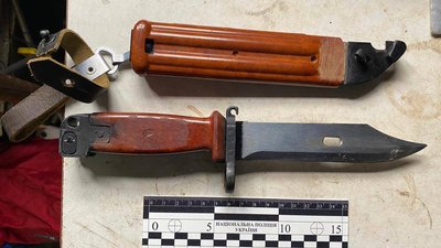 На Сумщині поліцейські вилучили у чоловіка гранату і штик-ніж, які він зберігав удома На Сумщині поліцейські вилучили у чоловіка гранату і штик-ніж, які він зберігав удома