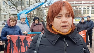 "Хочу побачити сина живим". У Хмельницькому вийшли на підтримку полонених "Хочу побачити сина живим". У Хмельницькому вийшли на підтримку полонених