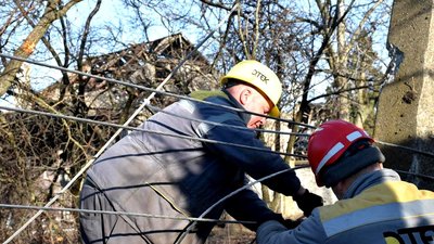 ДТЕК відновлює світло у Донецькій області