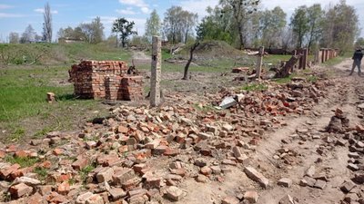 Двічі в одне місце — у Лебедині російська авіація кілька разів скидала бомби на вулицю Привокзальну Двічі в одне місце — у Лебедині російська авіація кілька разів скидала бомби на вулицю Привокзальну