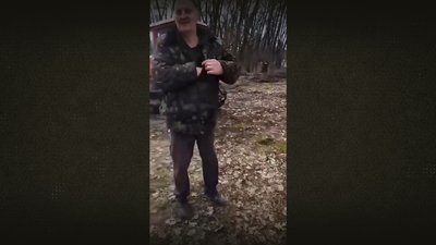 Чоловік стоїть біля бульдозера і розказує про те, що буде будівництво там, куди звезли будівельне сміття поблизу озера "Земснаряд" у Чернігові