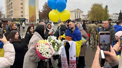 У Луцьку зустріли, звільненого з полону морпіха Владислава Григорчука