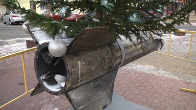 Уламок ракети привезли з Харківщини. Уламок ракети привезли з Харківщини.