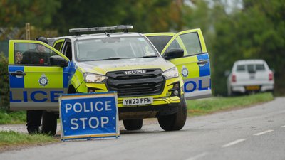 Поліція охороняє дорогу, що веде до авіабази ВПС Великої Британії «Фейрфорд» RAF Fairford