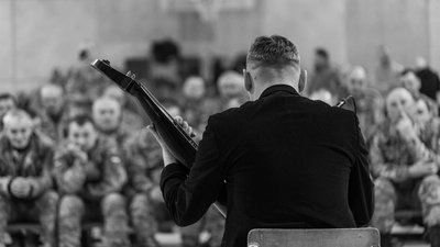 "Записав пісню під звуки сирен" — як підтримують захисників вінницькі музиканти "Записав пісню під звуки сирен" — як підтримують захисників вінницькі музиканти