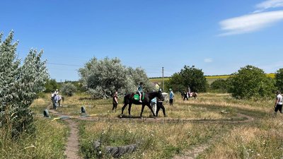 Катання на конях, арттерапія та ігри. У Дніпрі функціонує літній табір для дітей