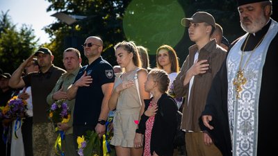 У Дніпрі три родини загиблих поліцейських отримали їхні посмертні нагороди У Дніпрі три родини загиблих поліцейських отримали їхні посмертні нагороди