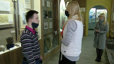 Волинянин із синдромом Дауна працює науковим співробітником в музеї та проводить екскурсії Волинянин із синдромом Дауна працює науковим співробітником в музеї та проводить екскурсії