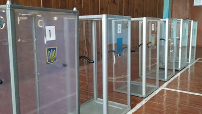 Рахують бюлетені та малюють розмітку: як дільниці у Луцьку готують до виборів