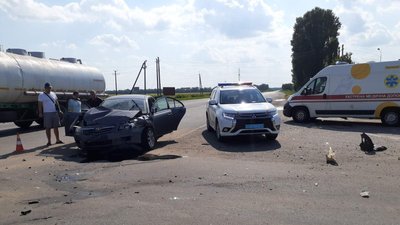 ДТП на Херсонщині: пасажира автівки затисло в машині