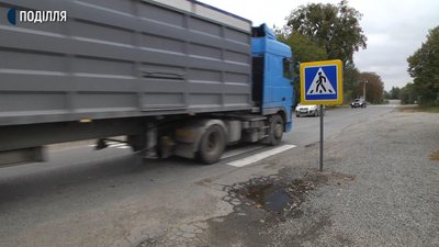 Пішохідні переходи, знаки і розмітку обіцяли зробити до 30 вересня. Наразі зробили тільки частково. Фото: Суспільне Поділля Пішохідні переходи, знаки і розмітку обіцяли зробити до 30 вересня. Наразі зробили тільки частково. Фото: Суспільне Поділля