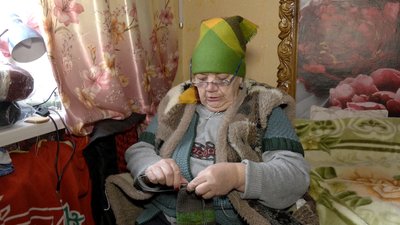 76-річна вінничанка в'яже шкарпетки для оборонців 76-річна вінничанка в'яже шкарпетки для оборонців