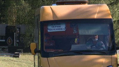 Люди із села на Сумщині можуть дістатися найближчого райцентру тільки один раз на тиждень Люди із села на Сумщині можуть дістатися найближчого райцентру тільки один раз на тиждень