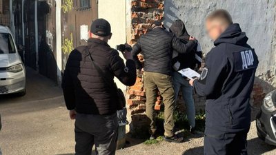 працівник суду, суд, наркотики, канабіс, кримінал, прокуратура