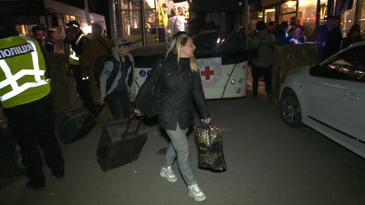 Зливали воду з батарей і гасили осколкову пожежу, — евакуйовані з Маріуполя розповіли про пережите Зливали воду з батарей і гасили осколкову пожежу, — евакуйовані з Маріуполя розповіли про пережите