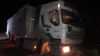 На Рівненщині зіткнулись легковик на вантажівка. Двоє людей травмувалися На Рівненщині зіткнулись легковик на вантажівка. Двоє людей травмувалися