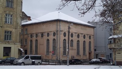 У Львові волонтери відновлюють ліпнину у синагозі XIX століття