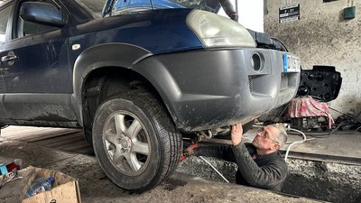 В Ужгороді волонтери ремонтують та везуть на фронт авто для ЗСУ
