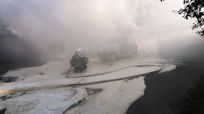 На Житомирщині рятувальники виїжджали гасити дві автівки – під час руху загорілися моторні відсіки