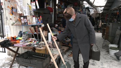 Ажіотаж на лопати: продавці на ринку Рівного не встигають скручувати реманент