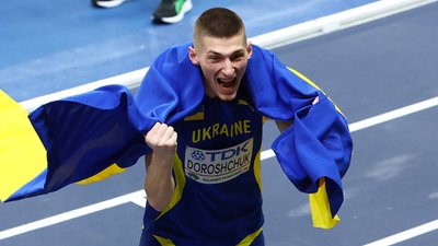 Олег Дорощук святкує "золото" ЧС-2026 у приміщенні