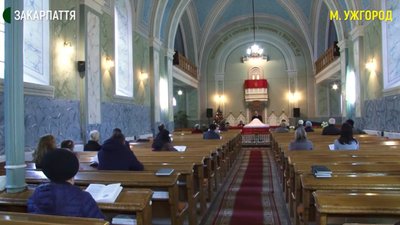 Святкові Різдвяні літургії проводять у частині храмів Закарпаття