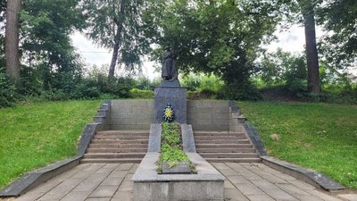 "Ми майже все очистили від цієї прорадянщини": чи перепоховають братські могили у Рівному "Ми майже все очистили від цієї прорадянщини": чи перепоховають братські могили у Рівному