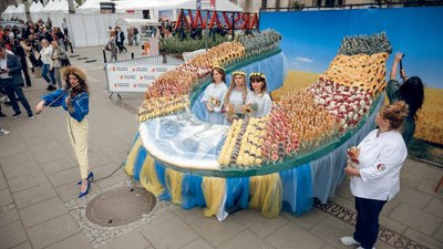 "Україна дякує полякам". Одеситка роздала 10 тисяч пряників на фестивалі у Варшаві