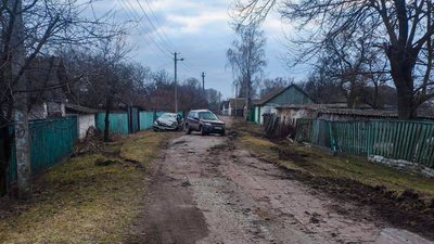 Авто, на якому вивозили поранених українських військових, росіяни розчавили танком Авто, на якому вивозили поранених українських військових, росіяни розчавили танком
