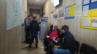 Хочуть отримати закордонний паспорт. На Одещині люди вишукуються у черги на документи Хочуть отримати закордонний паспорт. На Одещині люди вишукуються у черги на документи