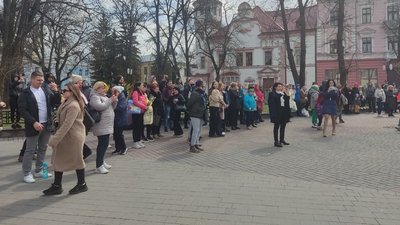 Збирали гроші для ЗСУ. У середмісті Франківська зіграв академічний симфонічний оркестр Збирали гроші для ЗСУ. У середмісті Франківська зіграв академічний симфонічний оркестр