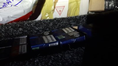 Чоловіка, що приховав від митників 20 блоків сигарет, затримали на кордоні з Румунією Чоловіка, що приховав від митників 20 блоків сигарет, затримали на кордоні з Румунією