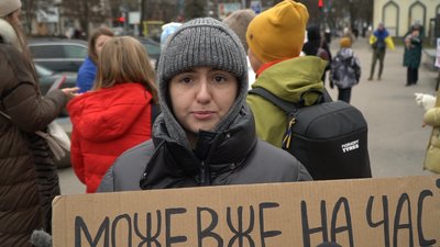 "Гроші на ЗСУ!". У Дніпрі містяни зібрались на акцію під будівлею міськради "Гроші на ЗСУ!". У Дніпрі містяни зібрались на акцію під будівлею міськради