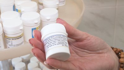 В Івано-Франківському медуніверситеті студенти та викладачі виготовляють ліки для військових В Івано-Франківському медуніверситеті студенти та викладачі виготовляють ліки для військових