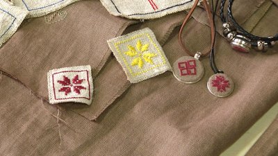 Крім сорочок, вишивають різні прикраси-обереги. Крім сорочок, вишивають різні прикраси-обереги.