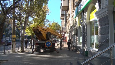 Бетонна частина балкона впала з миколаївської багатоповерхівки Бетонна частина балкона впала з миколаївської багатоповерхівки