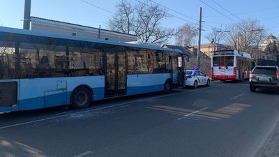 Розбите скло і двері: у центрі Луцька аварія за участі тролейбуса та маршрутки Розбите скло і двері: у центрі Луцька аварія за участі тролейбуса та маршрутки