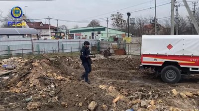 У Гостомелі під час демонтажу зруйнованого росіянами будинку виявили артилерійський снаряд