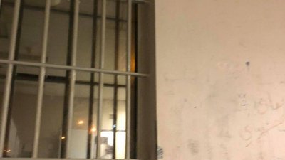 З аеропорту Афін не випускають 17 українців, які прилетіли з Києва. Їм загрожує заборона в'їзду в ЄС З аеропорту Афін не випускають 17 українців, які прилетіли з Києва. Їм загрожує заборона в'їзду в ЄС
