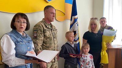 У Житомирі родинам полеглих воїнів вручили посмертні державні нагороди У Житомирі родинам полеглих воїнів вручили посмертні державні нагороди
