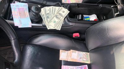Посадовця ДАБІ області затримали на хабарі у сумі 50 тисяч гривень і 1000 доларів США Посадовця ДАБІ області затримали на хабарі у сумі 50 тисяч гривень і 1000 доларів США