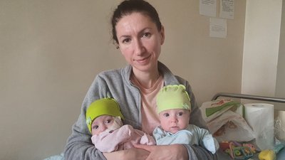 Народилися на 6 місяці вагітності. Історія близнючок, яких евакуювали до Львова