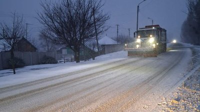 Спецтехніка обробляє дороги в Харківській області