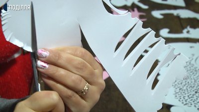 Незряча майстриня з Кам`янця-Подільського вирізає з паперу витинанки