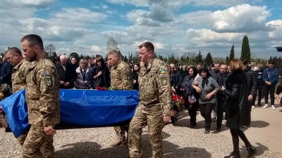 На Алеї героїв у Чукалівці Івано-Франківської громади поховали трьох бійців 78 батальйону 102 бригади На Алеї героїв у Чукалівці Івано-Франківської громади поховали трьох бійців 78 батальйону 102 бригади